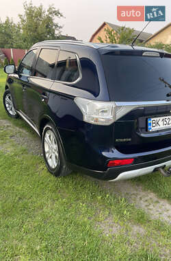 Внедорожник / Кроссовер Mitsubishi Outlander 2015 в 