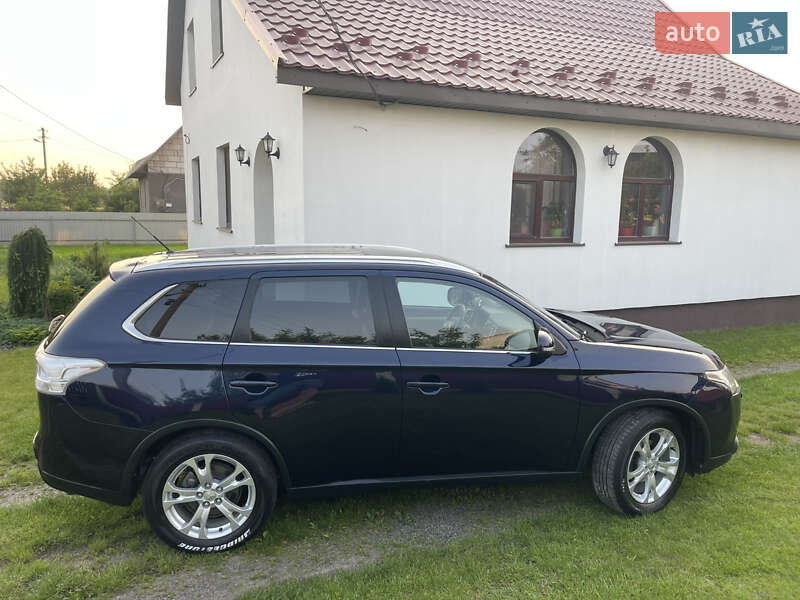 Внедорожник / Кроссовер Mitsubishi Outlander 2015 в Владимирце