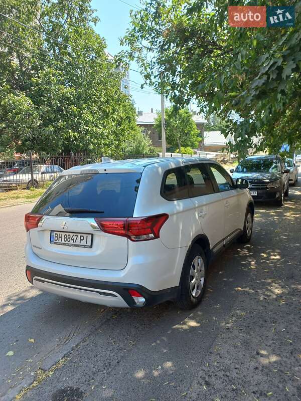Внедорожник / Кроссовер Mitsubishi Outlander 2021 в Одессе