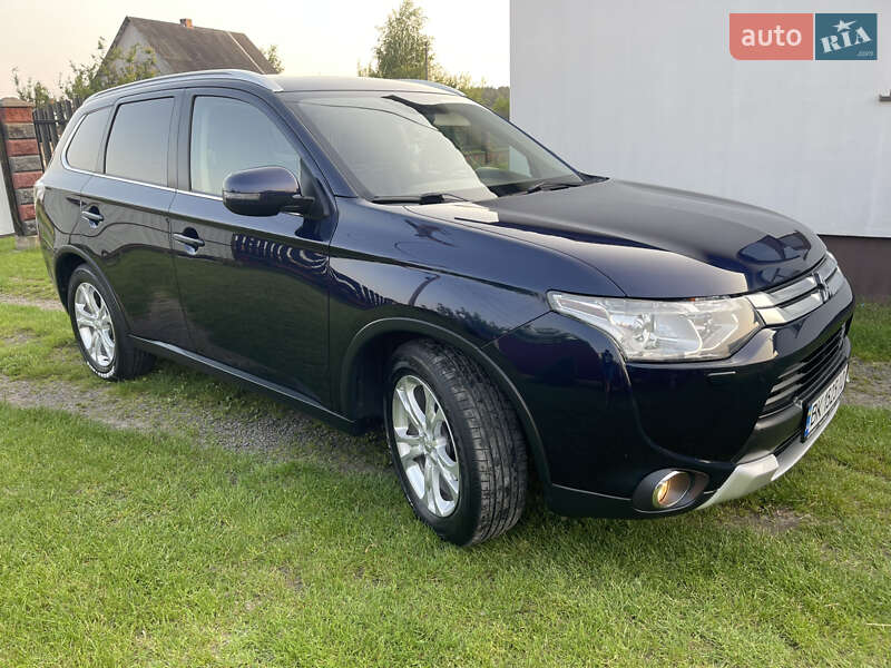 Внедорожник / Кроссовер Mitsubishi Outlander 2015 в Владимирце