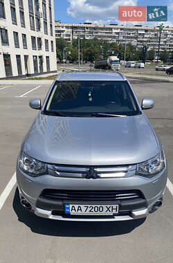 Позашляховик / Кросовер Mitsubishi Outlander 2015 в Києві