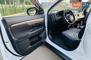 Внедорожник / Кроссовер Mitsubishi Outlander 2012 в 