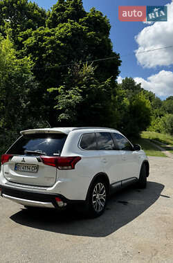 Внедорожник / Кроссовер Mitsubishi Outlander 2015 в 