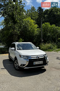 Внедорожник / Кроссовер Mitsubishi Outlander 2015 в 