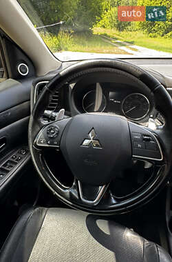Внедорожник / Кроссовер Mitsubishi Outlander 2015 в 