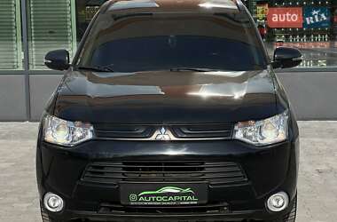 Внедорожник / Кроссовер Mitsubishi Outlander 2012 в 