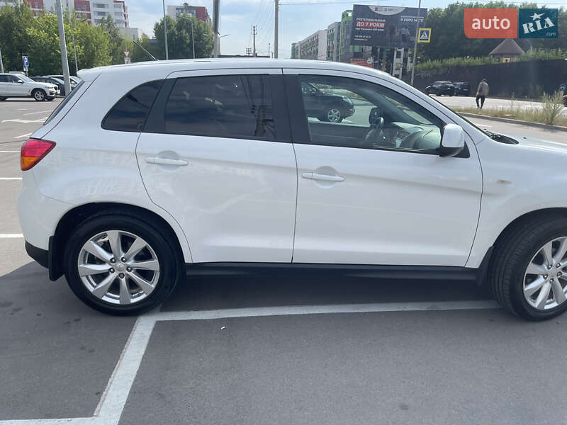Внедорожник / Кроссовер Mitsubishi Outlander 2015 в Киеве