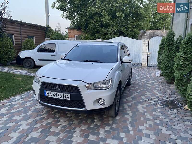 Позашляховик / Кросовер Mitsubishi Outlander 2011 в 