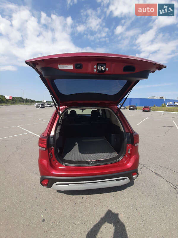 Внедорожник / Кроссовер Mitsubishi Outlander 2019 в Полтаве