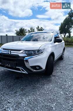 Позашляховик / Кросовер Mitsubishi Outlander 2017 в 