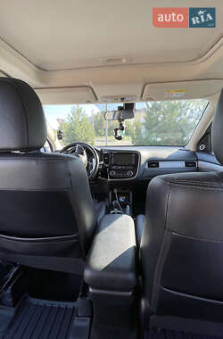 Внедорожник / Кроссовер Mitsubishi Outlander 2014 в 