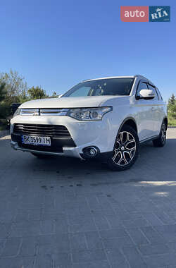 Внедорожник / Кроссовер Mitsubishi Outlander 2014 в 