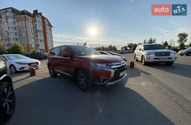 Внедорожник / Кроссовер Mitsubishi Outlander 2016 в 