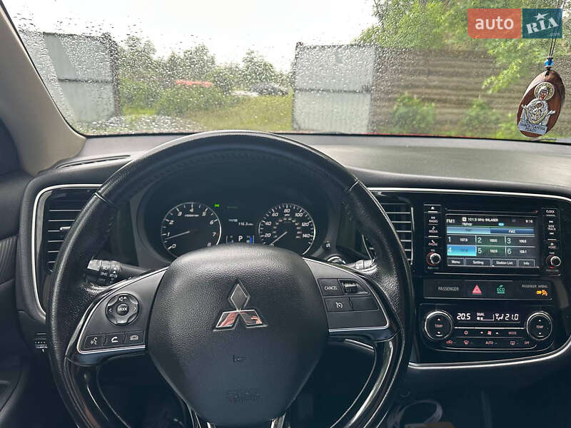 Внедорожник / Кроссовер Mitsubishi Outlander 2016 в Киеве