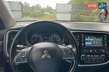 Внедорожник / Кроссовер Mitsubishi Outlander 2016 в 