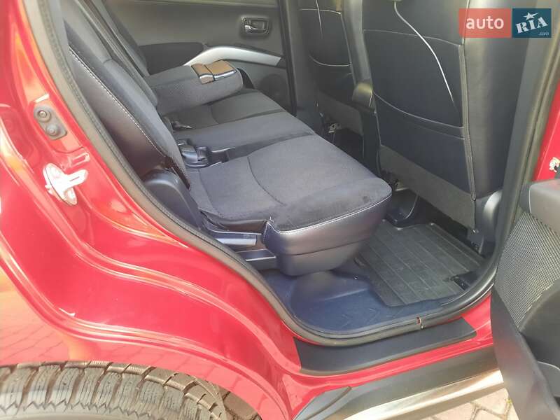 Внедорожник / Кроссовер Mitsubishi Outlander 2012 в Стрые