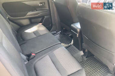 Внедорожник / Кроссовер Mitsubishi Outlander 2013 в 