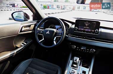 Внедорожник / Кроссовер Mitsubishi Outlander 2022 в 