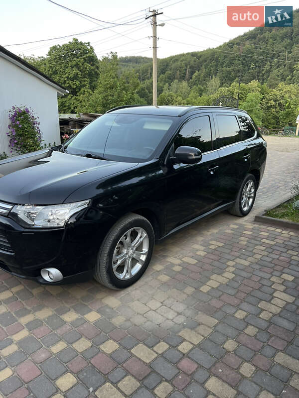 Внедорожник / Кроссовер Mitsubishi Outlander 2012 в Коломые