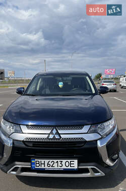 Внедорожник / Кроссовер Mitsubishi Outlander 2019 в 