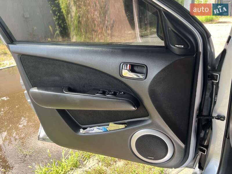 Позашляховик / Кросовер Mitsubishi Outlander 2004 в Харкові