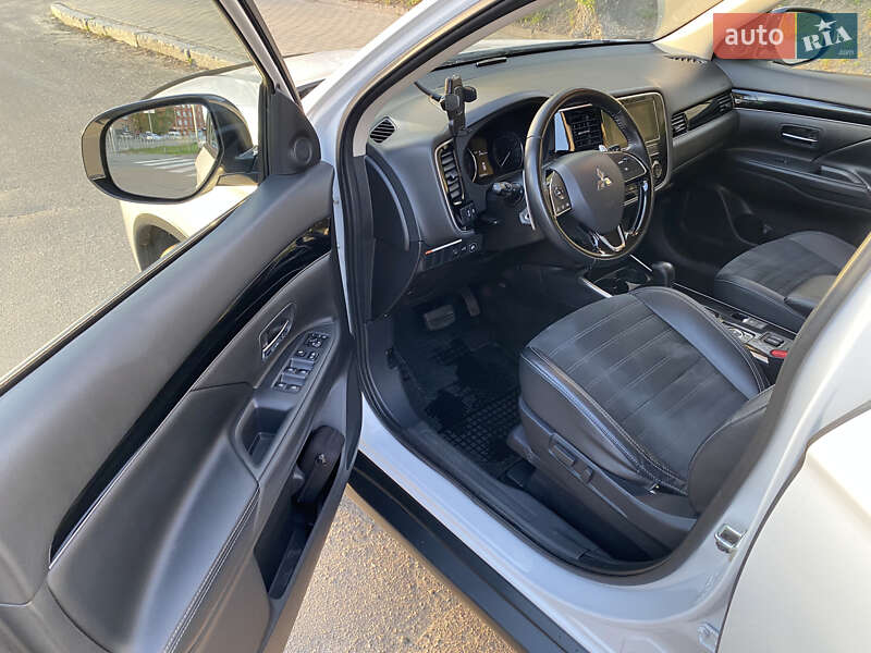 Внедорожник / Кроссовер Mitsubishi Outlander 2019 в Киеве