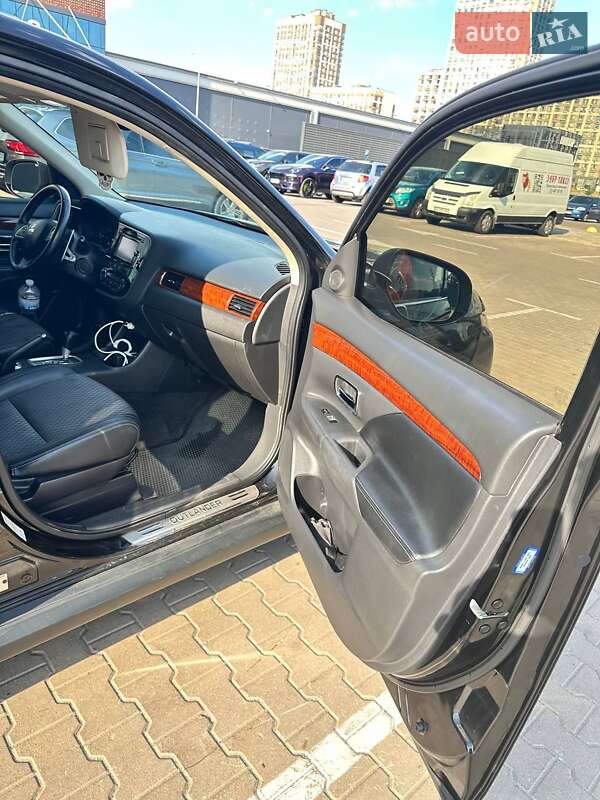 Позашляховик / Кросовер Mitsubishi Outlander 2014 в Києві