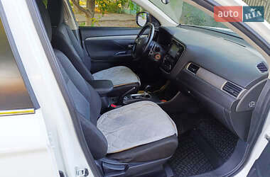 Внедорожник / Кроссовер Mitsubishi Outlander 2013 в 