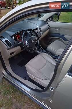 Внедорожник / Кроссовер Mitsubishi Outlander 2007 в 