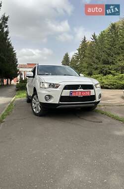 Внедорожник / Кроссовер Mitsubishi Outlander 2011 в 