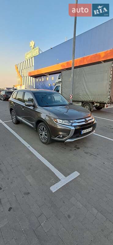 Внедорожник / Кроссовер Mitsubishi Outlander 2017 в Николаеве