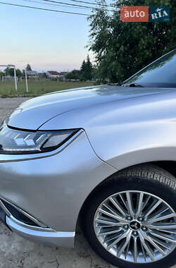 Внедорожник / Кроссовер Mitsubishi Outlander 2019 в 