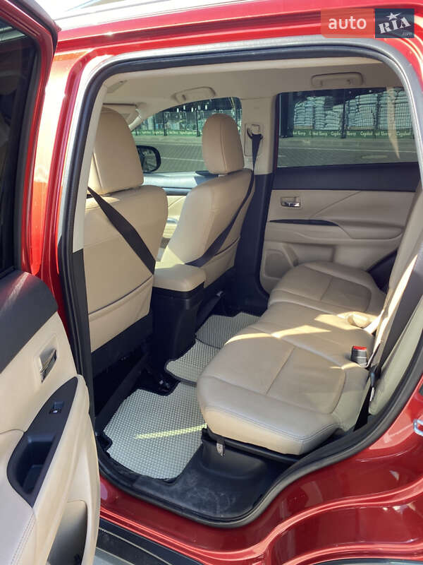 Позашляховик / Кросовер Mitsubishi Outlander 2017 в Первомайську