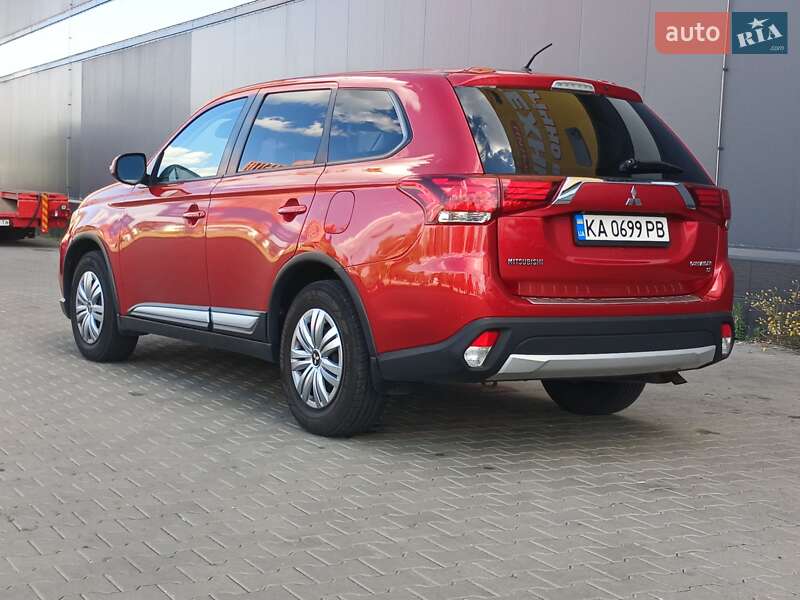 Внедорожник / Кроссовер Mitsubishi Outlander 2015 в Киеве