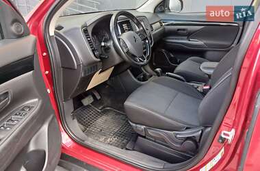 Внедорожник / Кроссовер Mitsubishi Outlander 2015 в 