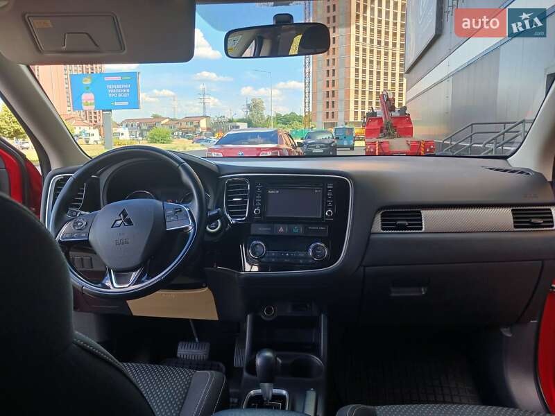 Внедорожник / Кроссовер Mitsubishi Outlander 2015 в Киеве