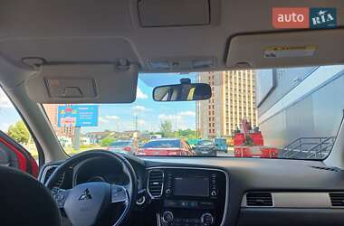 Внедорожник / Кроссовер Mitsubishi Outlander 2015 в 