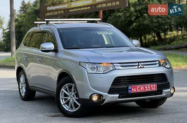 Внедорожник / Кроссовер Mitsubishi Outlander 2015 в 