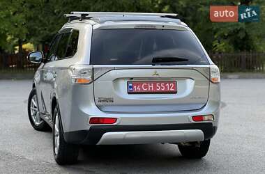 Внедорожник / Кроссовер Mitsubishi Outlander 2015 в 