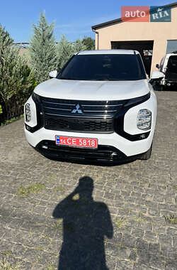 Внедорожник / Кроссовер Mitsubishi Outlander 2023 в 
