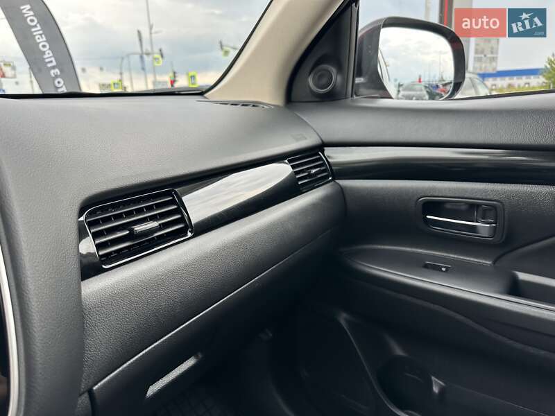Внедорожник / Кроссовер Mitsubishi Outlander 2020 в Киеве