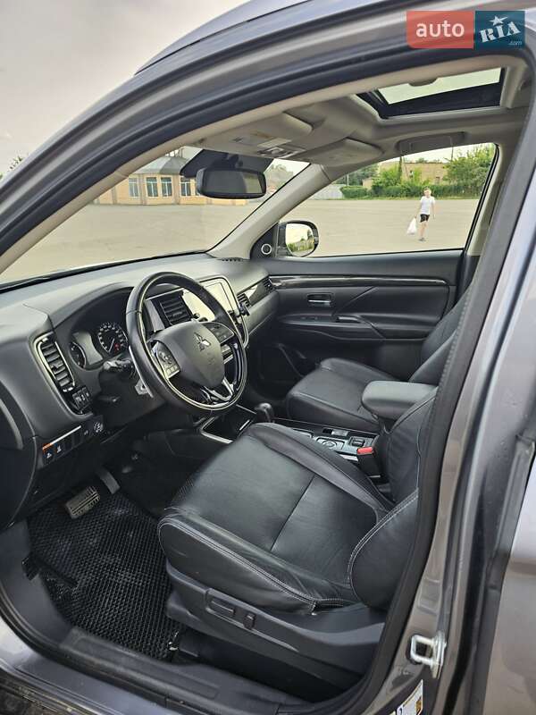 Внедорожник / Кроссовер Mitsubishi Outlander 2017 в Тростянце