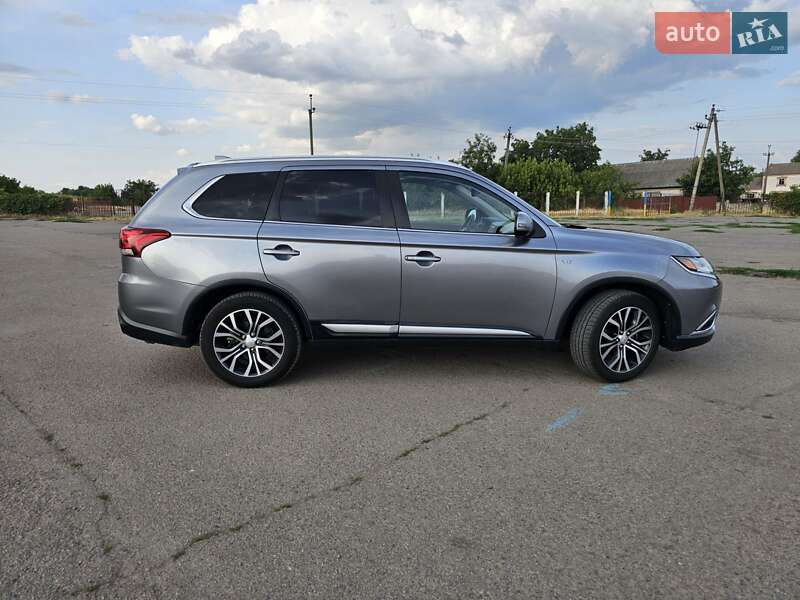 Внедорожник / Кроссовер Mitsubishi Outlander 2017 в Тростянце
