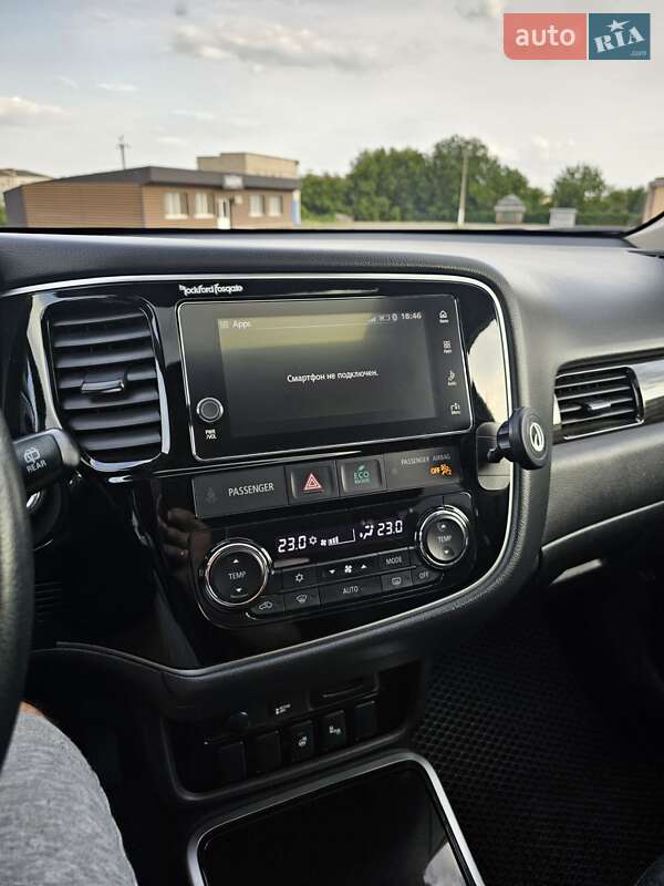 Внедорожник / Кроссовер Mitsubishi Outlander 2017 в Тростянце