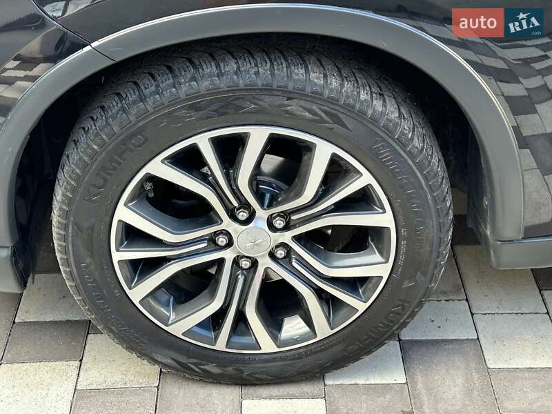 Внедорожник / Кроссовер Mitsubishi Outlander 2015 в Ровно