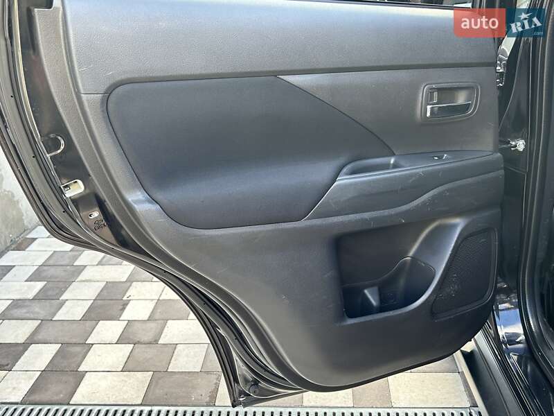 Внедорожник / Кроссовер Mitsubishi Outlander 2015 в Ровно