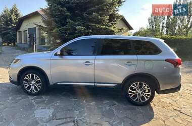 Внедорожник / Кроссовер Mitsubishi Outlander 2017 в 
