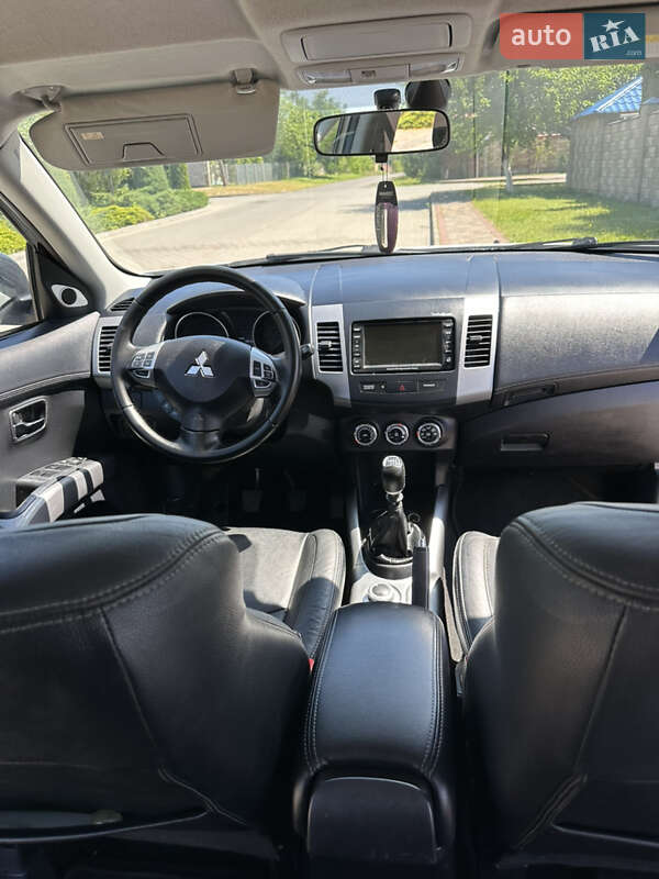 Внедорожник / Кроссовер Mitsubishi Outlander 2011 в Дубно