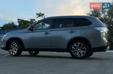 Внедорожник / Кроссовер Mitsubishi Outlander 2014 в 