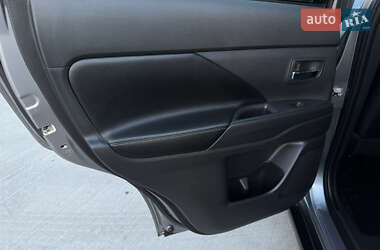 Внедорожник / Кроссовер Mitsubishi Outlander 2014 в 